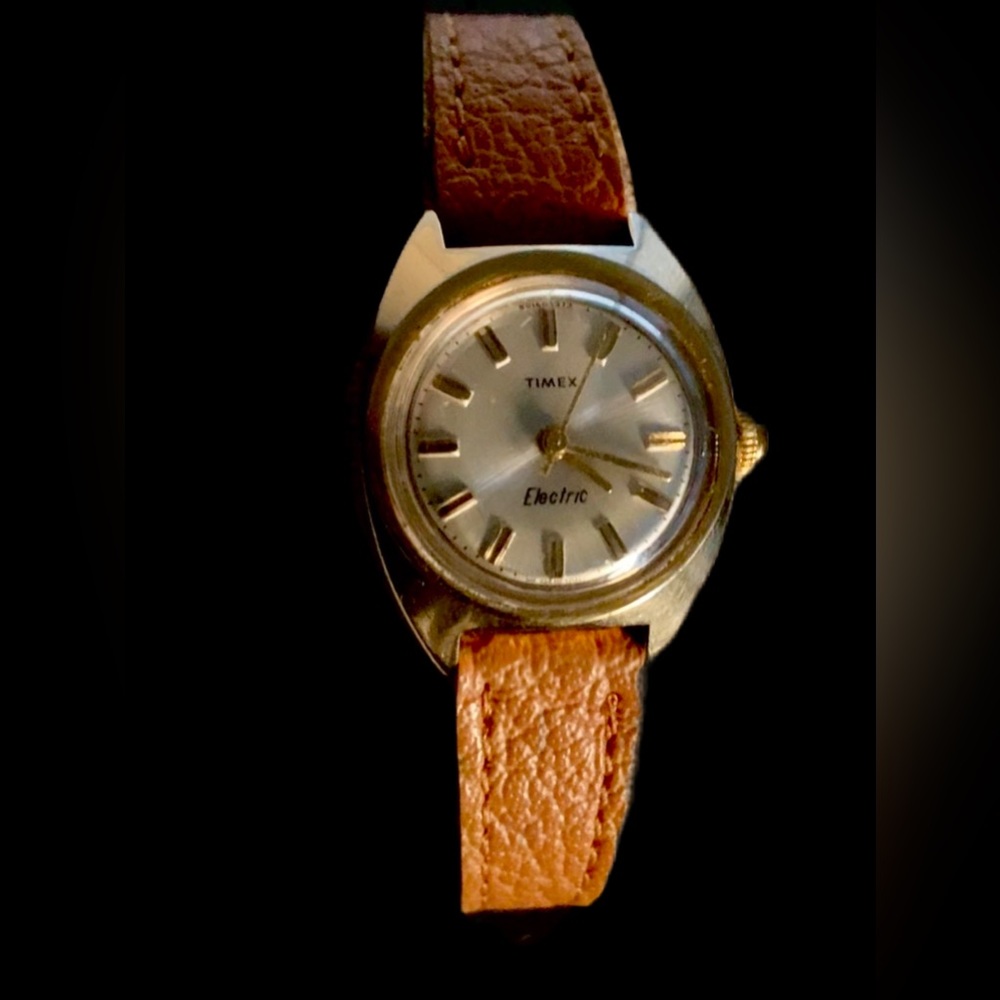 Vintage Women's 1971 Timex Watch With Leather Band